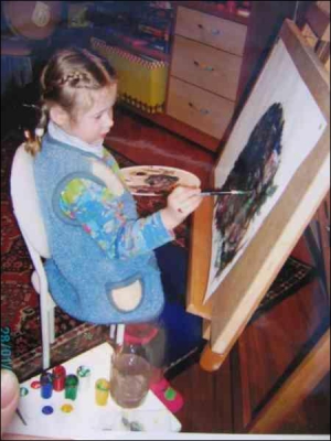 Комната Полины Добряковой из Харькова похожа на настоящую художественную мастерскую. Рисовать девочка начала с 10-месячного возраста