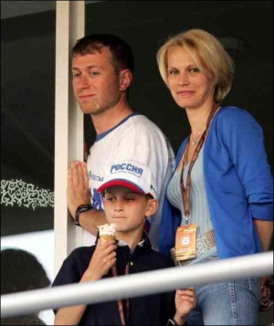 Роман Абрамович вместе с женой Ириной и сыном смотрят футбольный матч между сборными России и Испании. 2004 год