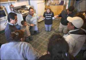 Нелегальная эмигрантка из Мексики Эльвира Арельяно (в центре) молится с другими нелегальными работниками в кухне церкви американского города Чикаго штата Иллинойс. Женщина восемь месяцев живет в храме, потому что оттуда ее не имеют права депортировать