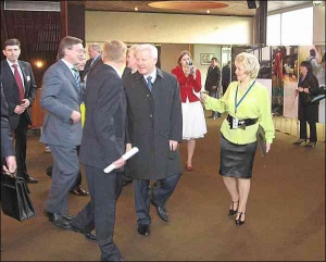 Спикера Верховной Рады Александра Мороза (в центре) в Страсбурге встречали Раиса Богатырева (справа) и руководитель протокола президента Парламентской Ассамблеи Совета Европы