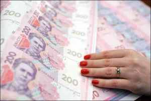 Нерозрізаний аркуш 200-гривневих банкнот 2007 року випуску презентують на прес-конференції Національного банку України