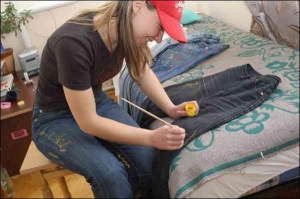 Художница Галина Жук из Тернополя акриловыми красками разрисовала несколько своих джинсов
