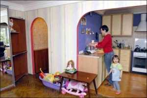 Киевлянка Мария Франчук говорит, что из кухни всегда видит, что делает в комнате ее дочка Вероника, которой в июле исполнится три года