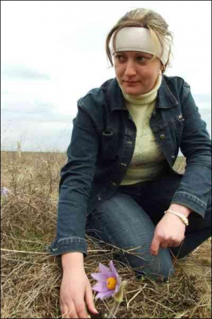 Студентка-биолог Галина Выбирань в ”Медоборах” показывает цветок сон-травы