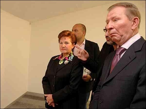 Екс-президент України Леонід Кучма із дружиною Людмилою розглядають картину Віка Муніса в столичному ”ПінчукАртЦентрі”