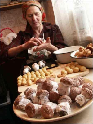 Лидия Панченко из Новгород-Северского, что на Черниговщине, пирожные ”грибочки” готовит на каждый домашний праздник. Говорит, знакомым на свадьбу напекла четырехведерную кастрюлю