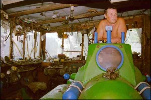 Володимир Пилипенко тримає субмарину в себе в сараї — у селі Євгенівка на Донеччині