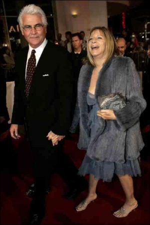 Барбара Стрейзанд с мужем, актером Джеймсом Бролином, на премьере фильма ”Знакомство с Факерами” в Калифорнии