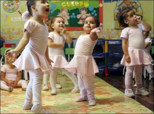 Трирічна Мілагрос Серрон (у центрі) грається з дітьми під час заняття з танців у дитячому садочку в столиці Перу місті Ліма. При народженні ноги дівчинки нагадували  хвіст русалки, однак лікарям вдалося їх роз’єднати
