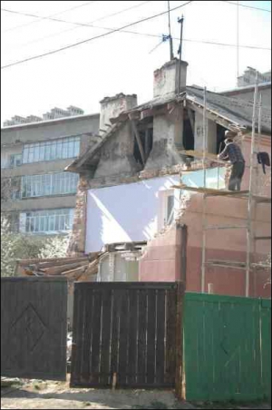 Рабочий устанавливает лесы около разрушенного дома №61 по ул. Длинной в центральной части Ивано-Франковска. Вместо одной комнаты строителям придется восстанавливать два этажа и крышу.