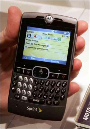 Першу версію смартфону ”МOTO Q” представили на виставці електроніки в американському Лас-Вегасі. Телефон завтовшки 11,5 мм має 1,3-мегапіксельну камеру, MP3-плеєр і велику клавіатуру. Очікується поява нової версії — ”МOTO Q q9” з потужнішою камерою