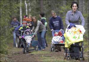 Воспитательницы из ирландской организации ”Международный проект детей Чернобыля” гуляют с умственно отсталыми сиротами возле дома-интерната в белорусском селе Веснова