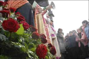 24 квітня вірменська громада Києва відзначала біля каплиці на Подолі річницю геноциду. Поруч із півсотні жителів Подолу тримали протестні плакати — вони не хочуть, щоб свою церкву вірмени будували саме у їх сквері