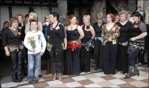 Участницы проекта ”Фабрика похудения” в столичном боулинг-клубе ”Страйк” 23 апреля. Юлия Касадо-Диас — шестая справа, с цветком на майке