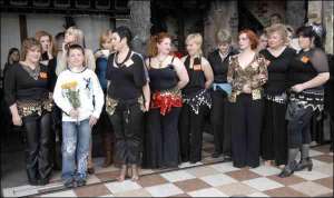 Участницы проекта ”Фабрика похудения” в столичном боулинг-клубе ”Страйк” 23 апреля. Юлия Касадо-Диас — шестая справа, с цветком на майке