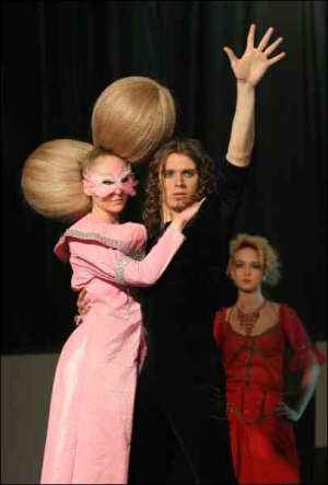Модель показує зачіску з колекції Аліси Філімонової ”Аліса в країні чудес”. Разом із нею виступає балет Київського естрадно-циркового коледжу