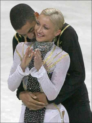 Елена Савченко и Робин Шолкови после произвольной программы на чемпионате Европы. Она принесла паре первое место. Варшава, 24 января 2007 года