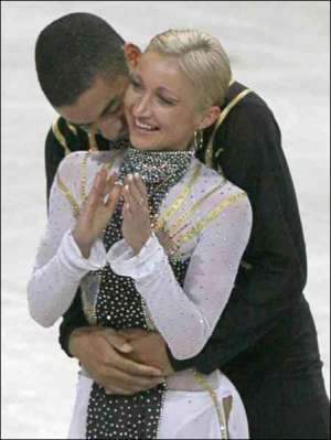 Елена Савченко и Робин Шолкови после произвольной программы на чемпионате Европы. Она принесла паре первое место. Варшава, 24 января 2007 года
