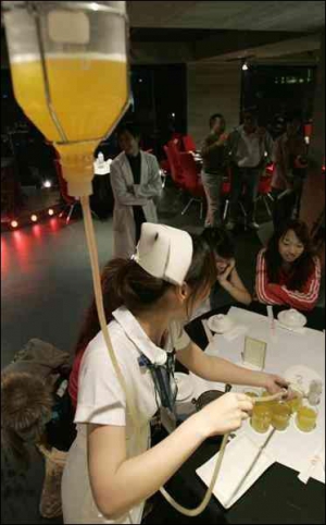 Официантка обслуживает клиентов в ресторане ”Диспансер”, что в столице Тайваня городе Тайбей