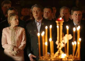 Юлія Тимошенко на поминальному молебні за жертвами Чорнобиля стала праворуч від Віктора Ющенка