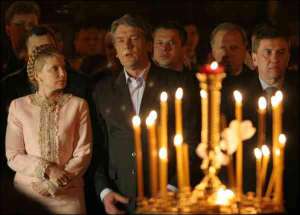 Юлия Тимошенко на поминальном молебне по жертвам Чернобыля стала справа от Виктора Ющенко