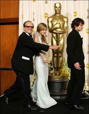 Актер Джек Николсон с дочерью Лорейн и сыном Раймондом на кинематографической церемонии ”Оскар” в Голливуде 5 марта 2006 года
