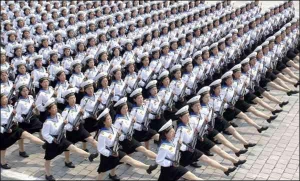 Жінки-військовослужбовці флоту Північної Кореї марширують на параді до 75-річчя армії, який проходив у столиці країни, місті Сеулі