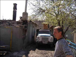 Житель села Бабин Гощанского района Ровенской области Владимир Ковальчук возле своего дома, который сгорел из-за резкого повышения давления природного газа в трубах. ”Ровногаз” отстраивает дом заново