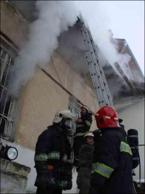 Пожарные гасят огонь в двухкомнатной квартире на улице Природной во Львове