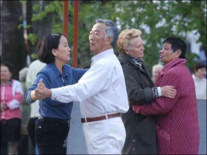 72-річний китаєць Ван Сан — колишній викладач східних мов в інституті іноземних мов. Зі своєю супутницею, 50-річною Зоо Бин Хуа, він  минулою неділі три години танцював на майданчику клубу ”Життєлюб” у Гідропарку