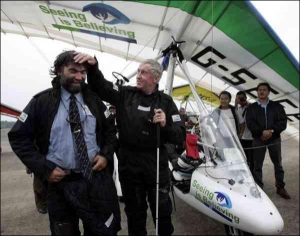 Слепой пилот Майлз Хилтон-Барбер (слева на фото) после приземления в столице Индонезии Джакарте шутит с Ричардом Мередитом-Харди, который помогал ему управлять самолетом