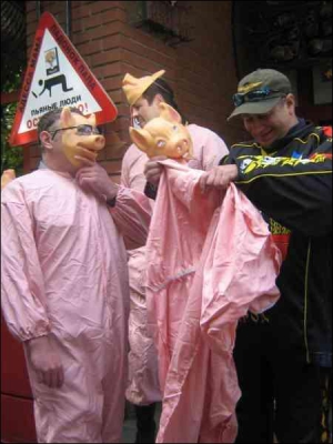 Мотоциклісти вдягають костюми свиней біля байкерського клубу ”Ред Булз” в Ужгороді. Праворуч — байкер із Ужгорода на прізвисько Радік