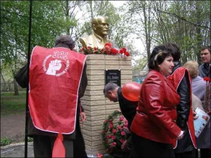 Жителі села Бричківка, що під Полтавою, покладають квіти до щойно відкритого пам’ятника Леніну. Це перший монумент вождю, який встановили в області за роки незалежності
