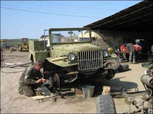 Слюсар Вінницького клубу антикварних автомобілів ремонтує американський джип ”додж”, на якому воювали радянські солдати