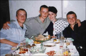 Осенью 1998 года жительница Житомира Надежда Костюченко провожает в армию единственного сына Олега (в центре слева). Олег служил в ракетных войсках на Хмельниччине