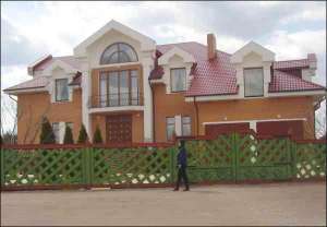 В селе Чайкино Новгород-Северского района  на Черниговщине три года назад возвели дом для экс-президента Леонида Кучмы