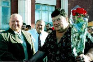 Султан Рахманов (праворуч) на святкуванні свого 50-річчя. Поруч з ним — олімпійський чемпіон Юрій Зайцев