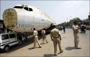 Посмотреть на самолет на грузовом прицепе съезжаются со всех концов индийского города Мумбай