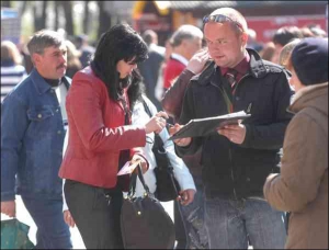 Продавець дисконтних карток на мобільний зв’язок загітував ще одну клієнтку біля станції метро Либідська