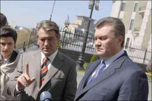 После речи Виктора Ющенко журналисты начали ставить вопросы. Однако президент рукой их остановил и предоставил слово Виктору Януковичу