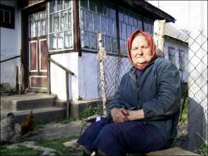 Жительница села Ясеневка Дубненского района Ровенской области Евдокия Малярчук на скамейке у своего дома