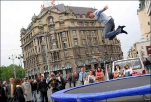 Возле памятника Адаму Мицкевичу во Львове можно было посоревноваться в прыжках на батуте. Среди желающих были даже шестидесятилетние