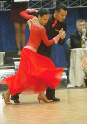 Олена та Руслан Головащенки виконують спортивний танець у київському Палаці спорту