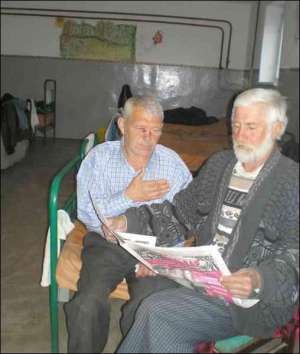 Сан Саныч (слева) и Паша в ивано-франковской гостинице для бездомных. Они старожилы, следят здесь за порядком