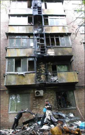 Жителям дома на улице Кутузова, 14, огонь нанес ущерб на 80 тысяч гривен. Пожарники не могли подступиться к дому из-за припаркованных автомобилей