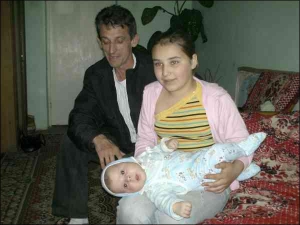 Михаил Маркович с дочерьми — 12-летней Анной и трехмесячной Анастасией — в комнате общежития