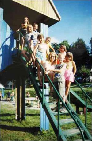 Вінничанин Костя Ярошинський (на передньому плані у футболці з малюнком) у Літинському дитячому таборі ”Казкова долина” влітку 2006 року