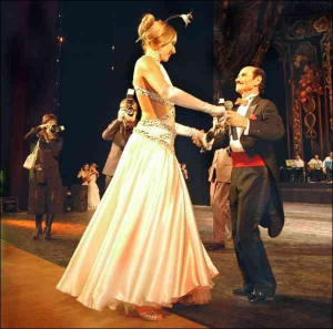 Хореограф Григорий Чапкис с телеведущей Екатериной Осадчей танцует на Венском бале в Киеве. Декабрь 2006 года