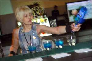 Єдина жінка серед учасників змагання барменів Таня Лебедь із луцького нічного клубу ”Метро” готує коктейль ”Бакарді Бригантина”