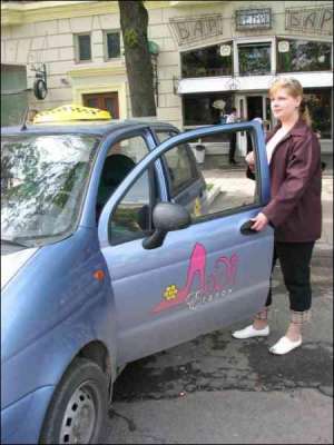 Водій ”Леді Еталон” Тетяна Веселович каже, що їздити містом у таксі їй подобається